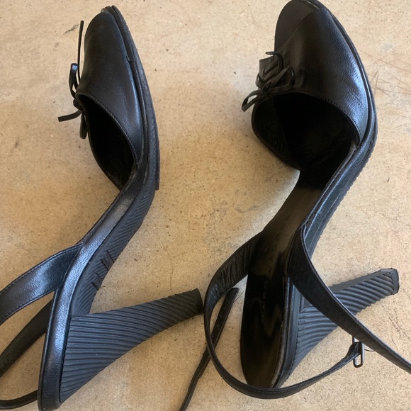 Marc Jacobs black leather & rubber tie heels - Picture 6 of 8